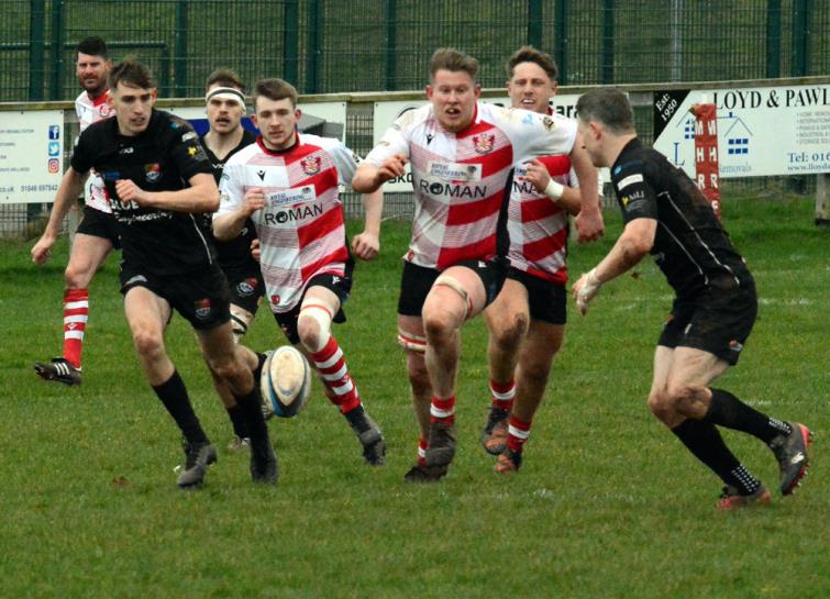Milford give chase against Nantgaredig (Pic - Gordon Thomas)